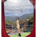 Shruthi Prakash Instagram - Meet me where the sun touches the mountains 👼 @theblue_bella #shrutiprakash #shrutravels #picture #pose #travel #collab