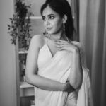 Shruthi Prakash Instagram - I’m the kind of girl who gets happy seeing her collar bone being visible in pictures 😂 Wearing @urban_closet_ethnic Pc @motaabhaai #shrutiprakash #pose #ethnic #content #saree #picture #smile #love #workouts