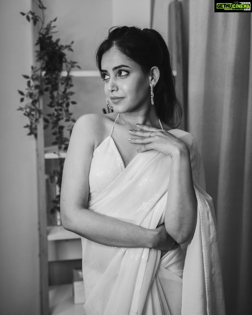 Shruthi Prakash Instagram - I’m the kind of girl who gets happy seeing her collar bone being visible in pictures 😂 Wearing @urban_closet_ethnic Pc @motaabhaai #shrutiprakash #pose #ethnic #content #saree #picture #smile #love #workouts