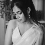 Shruthi Prakash Instagram - I’m the kind of girl who gets happy seeing her collar bone being visible in pictures 😂 Wearing @urban_closet_ethnic Pc @motaabhaai #shrutiprakash #pose #ethnic #content #saree #picture #smile #love #workouts
