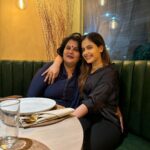 Shruthi Prakash Instagram - Surprising your mumma for her birthday is always always worth it 🥺❤️ Thank you for the beautiful choker ⭐️ @thegirlfriends.in #shrutiprakash #picture #family #love #explore #fun #goodtimes #birthday