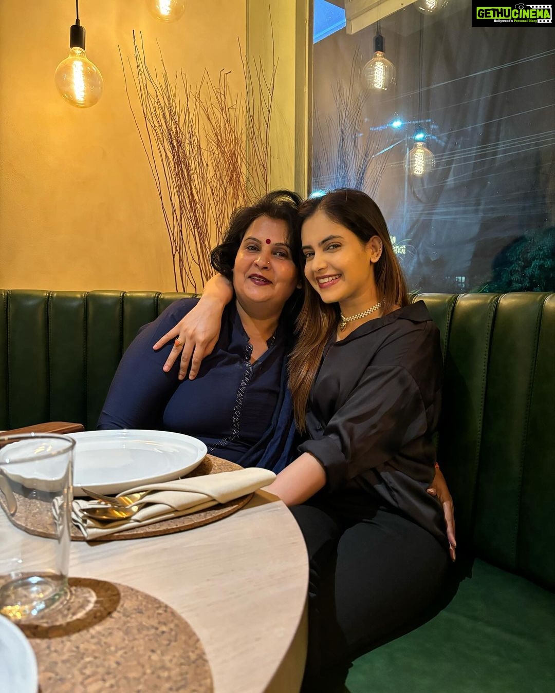Shruthi Prakash Instagram - Surprising your mumma for her birthday is always always worth it 🥺❤️ Thank you for the beautiful choker ⭐️ @thegirlfriends.in #shrutiprakash #picture #family #love #explore #fun #goodtimes #birthday