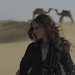 Shruthi Prakash Instagram - Main apni favourite hoon♥️ #shrutiprakash #picture #desert #sandunes #jodhpur #musicvideo #jaisalmer