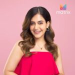 Shruthi Prakash Instagram - Want hair color that will make everyone stare?👀 Presenting Matrix Professionals @oye_hair_care and @popyz_beauty_lounge , whose skills with the #matrixcolormelt has mesmerized me with my hair color look✨ They are the winners of this year’s #MatrixHairTransformers and if you want to experience their hair magic 🤩 then head over to their salons: @oye_hair_care : LEE SALON @popyz_beauty_lounge : POPYZ BEAUTY LOUNGE I took the #DareToMelt challenge and now it’s your turn! You’ll can choose from 4 different hair color melts: ‘Red, Gold, Mocha, Choco Melt to Rock the new look! So don’t miss out and head over to a Matrix salon near you to get your hair colored too!!! #Ad @matrixindia_lnc #DareToMelt #MatrixColorMelt #matrixindia