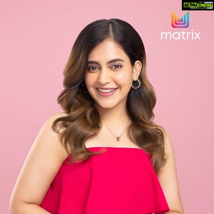 Shruthi Prakash Instagram - Want hair color that will make everyone stare?👀 Presenting Matrix Professionals @oye_hair_care and @popyz_beauty_lounge , whose skills with the #matrixcolormelt has mesmerized me with my hair color look✨ They are the winners of this year’s #MatrixHairTransformers and if you want to experience their hair magic 🤩 then head over to their salons: @oye_hair_care : LEE SALON @popyz_beauty_lounge : POPYZ BEAUTY LOUNGE I took the #DareToMelt challenge and now it’s your turn! You’ll can choose from 4 different hair color melts: ‘Red, Gold, Mocha, Choco Melt to Rock the new look! So don’t miss out and head over to a Matrix salon near you to get your hair colored too!!! #Ad @matrixindia_lnc #DareToMelt #MatrixColorMelt #matrixindia