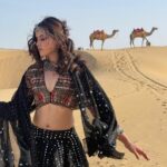 Shruthi Prakash Instagram - Main apni favourite hoon♥️ #shrutiprakash #picture #desert #sandunes #jodhpur #musicvideo #jaisalmer
