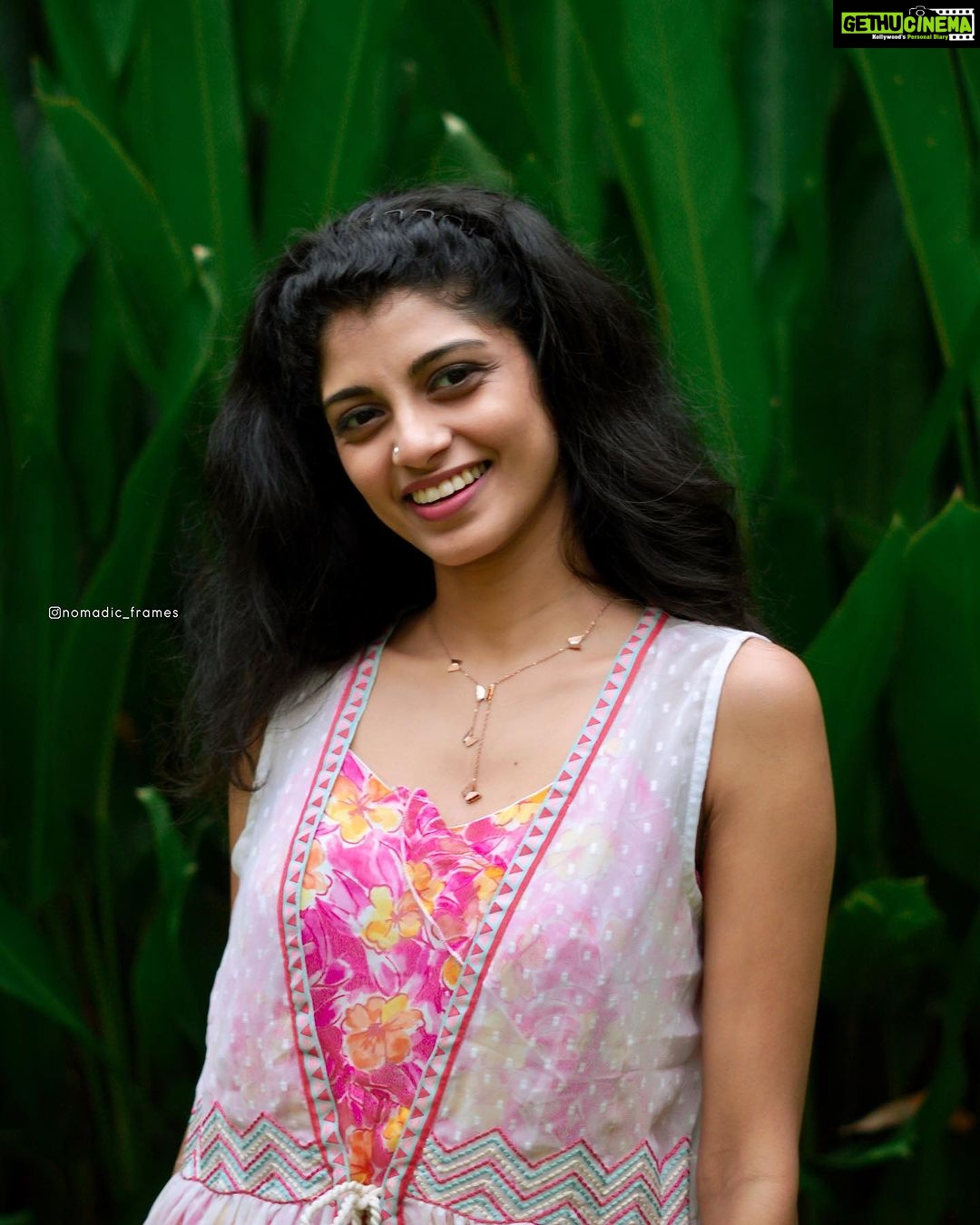 Shruthi Rajanikanth Instagram - The value of a jewellery increases when its gifted and this neck piece stays close to my heart 🦋💕 there is lot of emotion in that 💫 First bday gift of this year 😘 #loveyou #birthday #bestgift 📸 @nomadic_frames