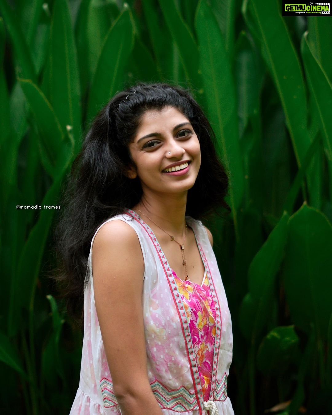 Shruthi Rajanikanth Instagram - The value of a jewellery increases when its gifted and this neck piece stays close to my heart 🦋💕 there is lot of emotion in that 💫 First bday gift of this year 😘 #loveyou #birthday #bestgift 📸 @nomadic_frames