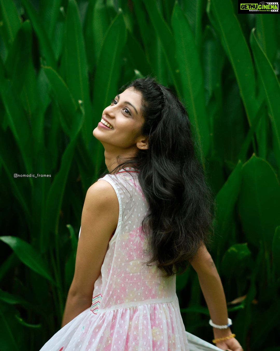 Shruthi Rajanikanth Instagram - The value of a jewellery increases when its gifted and this neck piece stays close to my heart 🦋💕 there is lot of emotion in that 💫 First bday gift of this year 😘 #loveyou #birthday #bestgift 📸 @nomadic_frames