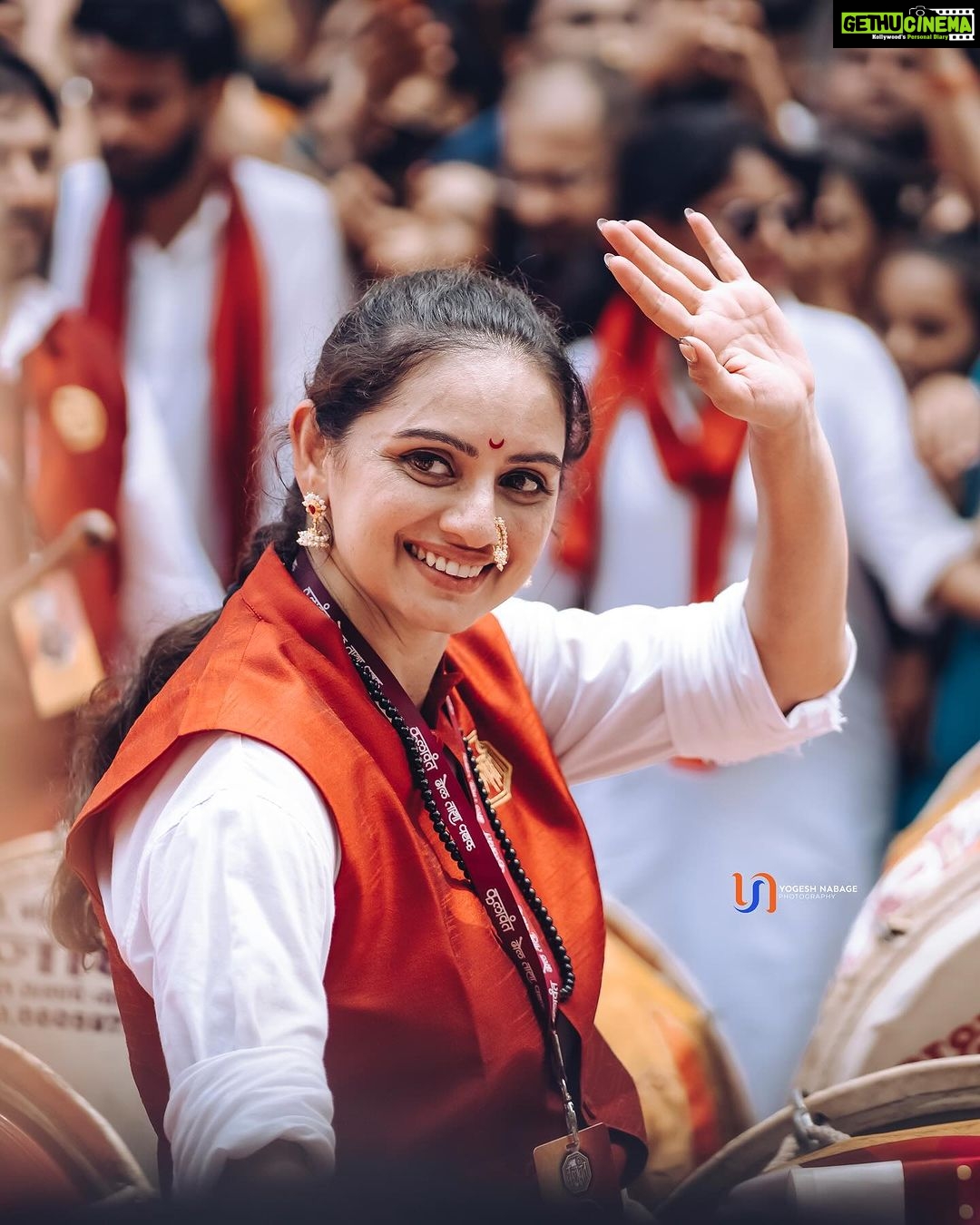 Shruti Marathe Instagram - ЁЯЪйЁЯМ║рдЧрдгрдкрддреА рд╡рд┐рд╕рд░реНрдЬрди рдорд┐рд░рд╡рдгреБрдХ рд╕реЛрд╣рд│рд╛ реирежреирейЁЯЪй Inframe - @shrumarathe Click- @wedding_photographer_147 #ganpatibappamorya #shrutimarathe #ganpativisarjan #mirvnuk #dholtasha #dholpatahak #viralpost #trendingfestival #instagood #instagram #instagrampost #vadak #dholtasalovers #maharashtra_ig #maharashtra_desha #actor #ganpatifestival