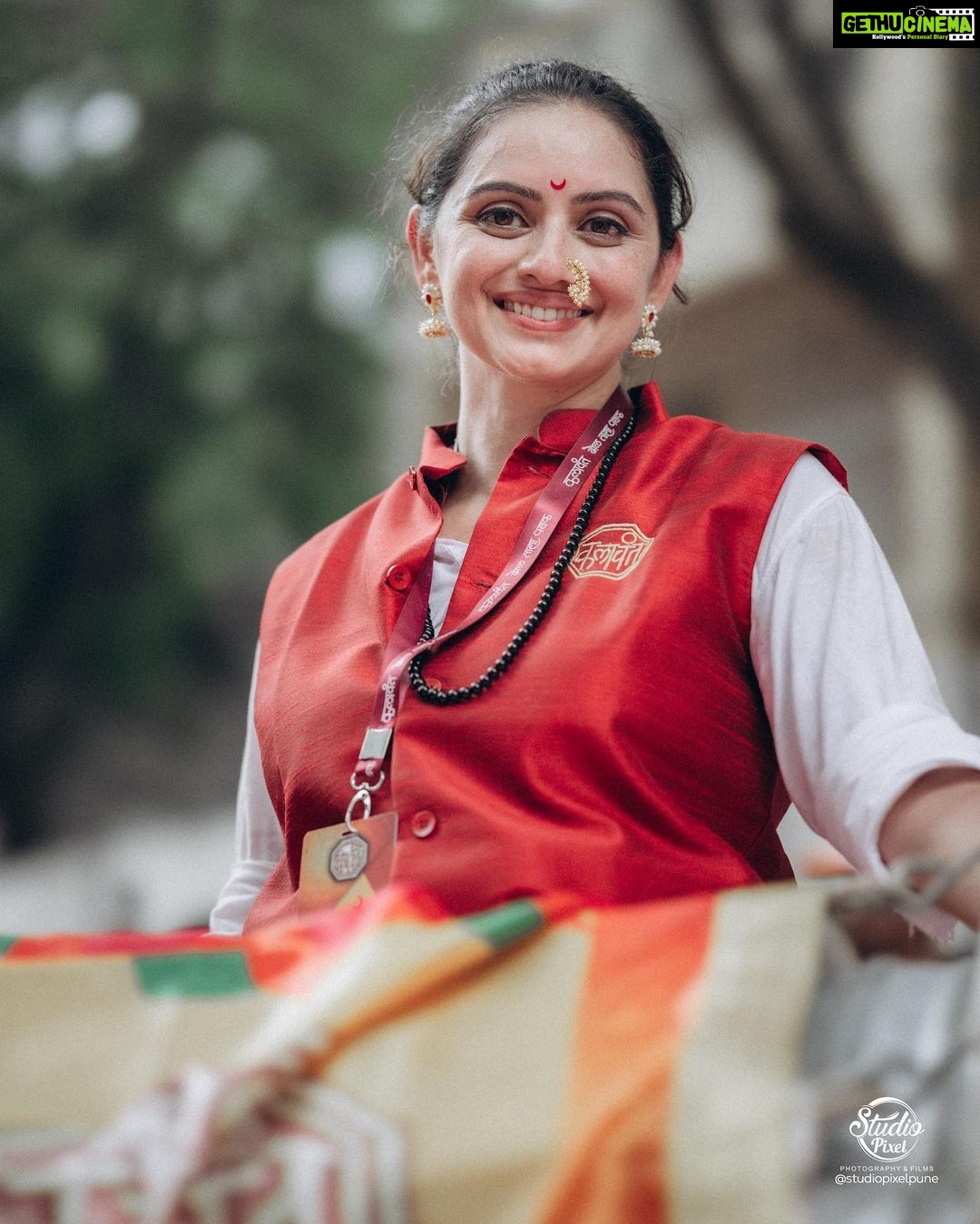 Shruti Marathe Instagram - Beautiful @shrumarathe #ganpativisarjan #ganpatibappamorya #celebrity #fyp #marathicelebrity #ganeshutsav @kalaawantdholpathak Laxmi Road