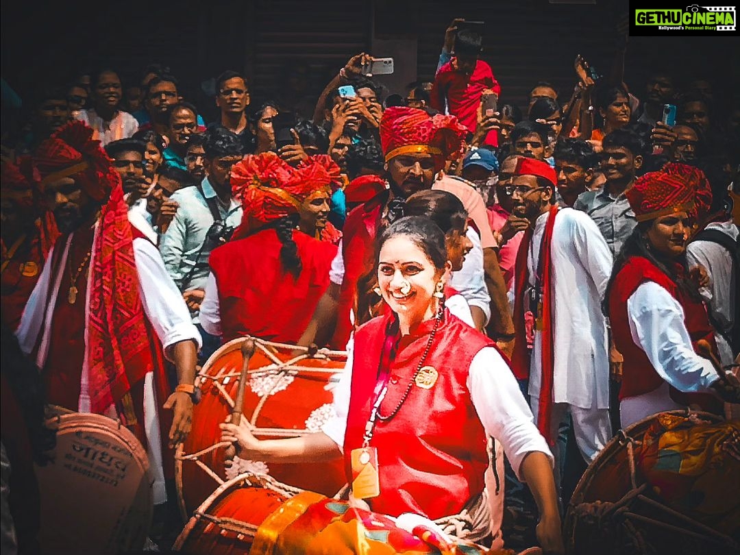 Shruti Marathe Instagram - @shrumarathe ❤️🔥 . @kalaawantdholpathak . . . . . . . #kalawantdholpathak #pune #viral #laxmiroad Laxmi Road, Pune