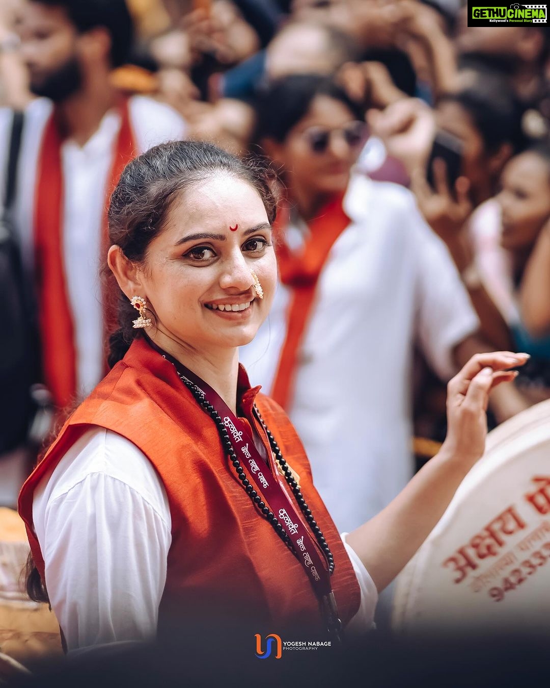 Shruti Marathe Instagram - ЁЯЪйЁЯМ║рдЧрдгрдкрддреА рд╡рд┐рд╕рд░реНрдЬрди рдорд┐рд░рд╡рдгреБрдХ рд╕реЛрд╣рд│рд╛ реирежреирейЁЯЪй Inframe - @shrumarathe Click- @wedding_photographer_147 #ganpatibappamorya #shrutimarathe #ganpativisarjan #mirvnuk #dholtasha #dholpatahak #viralpost #trendingfestival #instagood #instagram #instagrampost #vadak #dholtasalovers #maharashtra_ig #maharashtra_desha #actor #ganpatifestival