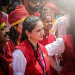 Shruti Marathe Instagram - सुंदर = @shrumarathe . . . @kalaawantdholpathak . . #dholtasha #kalaawantdholtashapathak #shrutimarathe #visarjan Laxmi Road