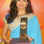 Shruti Marathe Instagram – सर्व प्रथम खूप खूप धन्यवाद तुला @mr.versatile25 भावा 🥺🥰😍 तू हे माझ्यासाठी करून दिलंस, शब्द जरी माझेच असले तरी त्यात जीव तू ओतलास त्यासाठी मानावे तितके आभार कमी आहेत. 

प्रिय श्रृती (Ma’am आदर तर आहेच पण सारखं ते type करताना सारखा बदल करावा लागतो त्यासाठी दिलगिरी व्यक्त करतो. 😊) 

सर्व प्रथम तुम्हाला वाढदिवसाच्या खूप खूप सदिच्छा अत्त दीप भव (Be Your Own Light) ✨

तुमच्या बद्दल लिहिताना काय लिहू आणि किती लिहू अस दरवेळेस वाटतं. 😁

तुम्ही चेहर्‍याने जरी तापट दिसत असला तरी तुम्ही तशा नाही आहात. 😁 (माझ्या अनुभवानुसार) उलट तुम्ही त्याच्या विरूद्ध आहात अस मी म्हणेन,  तुम्हाला उपमा द्यायची झाली तर ती मी अशी देईन “फणस दिसायला जरी काटेरी असला तरी त्यात मधाळ गरे देखील असतातच की, तसंच काहीसं तुमचं आहे. 😍 तुम्ही खूप प्रेमळ आणि हळव्या देखील आहात आणि हे फक्त तुमच्या जवळच्या व्यक्तितींनाच माहित आहे आणि मी खूप आनंदी आहे की या सर्वाचा मी एक भाग आहे. 
तुमच्याशी साधलेला ५ सेकंदाचा संवाद देखील ५ मिनिटांच्या संवादा इतकाच भासतो. 

उर्वरित पुढील  Post मध्ये 

#happybirthdayshrutimarathe
#shrutimarathe
#shrutiimarrathe #crush #crushforever 
#iloveyou3000