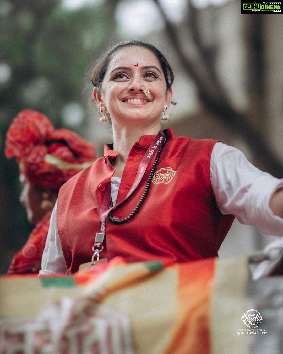 Shruti Marathe Instagram - Beautiful @shrumarathe #ganpativisarjan #ganpatibappamorya #celebrity #fyp #marathicelebrity #ganeshutsav @kalaawantdholpathak Laxmi Road