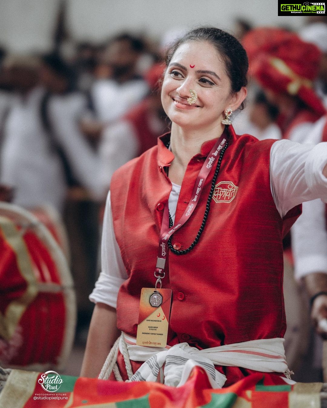 Shruti Marathe Instagram - Beautiful @shrumarathe #ganpativisarjan #ganpatibappamorya #celebrity #fyp #marathicelebrity #ganeshutsav @kalaawantdholpathak Laxmi Road