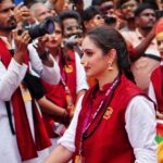 Shruti Marathe Instagram - @shrumarathe is Personification of Beauty . . . #ganpatibappamorya #ganpati #ganpativisarjan #shrutimarathe #shruti #beautiful #marathitradition #marathi #festival #dholtasha . . @archives.of.pune @trending.pune @puneriguide @whatshotpune @punetimes @pune_ig @beingpunekarofficial @maharashtra._.photoshoot @photographers.of.maharashtra @pune.clickers @things2doinpune_ Ganpati Visarjan At Laxmi Road Pune