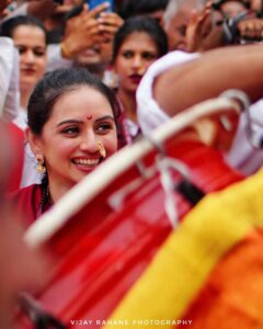 Shruti Marathe Instagram - @shrumarathe is Personification of Beauty . . . #ganpatibappamorya #ganpati #ganpativisarjan #shrutimarathe #shruti #beautiful #marathitradition #marathi #festival #dholtasha . . @archives.of.pune @trending.pune @puneriguide @whatshotpune @punetimes @pune_ig @beingpunekarofficial @maharashtra._.photoshoot @photographers.of.maharashtra @pune.clickers @things2doinpune_ Ganpati Visarjan At Laxmi Road Pune