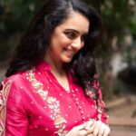 Shruti Marathe Instagram - 💞💞 Photographer- @mrugaank_kher Make up & hair - @apoorva11_bapat Styling - @stylist.chaitalikulkarni Outfit - @aasbey_by_shubhangi
