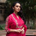 Shruti Marathe Instagram - 💞💞 Photographer- @mrugaank_kher Make up & hair - @apoorva11_bapat Styling - @stylist.chaitalikulkarni Outfit - @aasbey_by_shubhangi