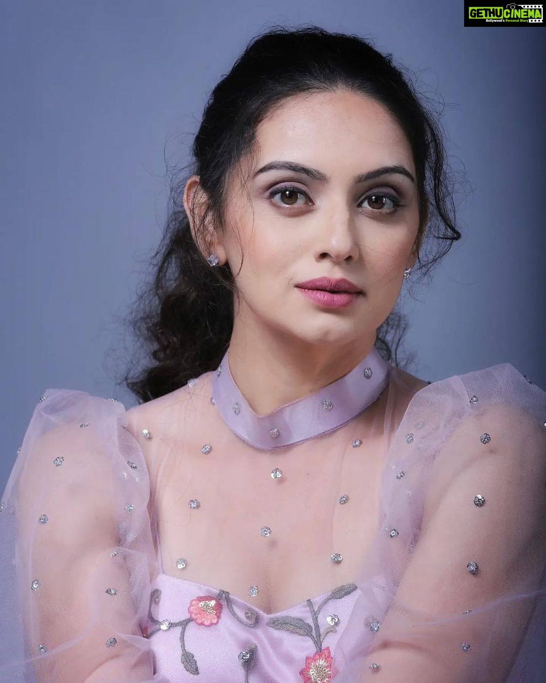 Shruti Marathe Instagram - Be Bold. Be Daring. Be Simply Beautiful.. @shrumarathe Makeover @diptimakeupartist Stylist @bavanni_by_poojak Click @pixelpune @devenndra24k Studio @studioshastram #celebrity #shrutimarathefansclub #celebstyle studio_shastram
