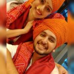 Shruti Marathe Instagram - Happily breaking 10 year ritual of not clicking picture with each other.. 😅😂 Ice breakers were required yet unexpected... ♥️😂🙌🏻 . . . #1stphoto #10years #kalavantdholtashapathak #shrutimarathe #tejasbarve