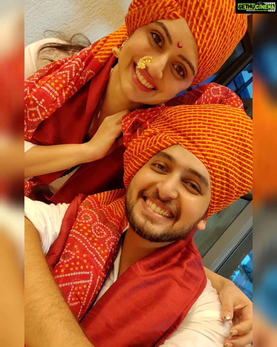 Shruti Marathe Instagram - Happily breaking 10 year ritual of not clicking picture with each other.. 😅😂 Ice breakers were required yet unexpected... ♥️😂🙌🏻 . . . #1stphoto #10years #kalavantdholtashapathak #shrutimarathe #tejasbarve