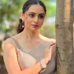 Shruti Marathe Instagram - Summer vibes..🌻 @shrumarathe being radiant as usual.. her gorgeous smile just lights up your day, isn’t it?!🫰🏻✨ #shiulibiswasartistry #celebritymakeupartist #makeupartistmumbai #shrutimarathe #marathicelebrity #makeupreel #reelitfeelit