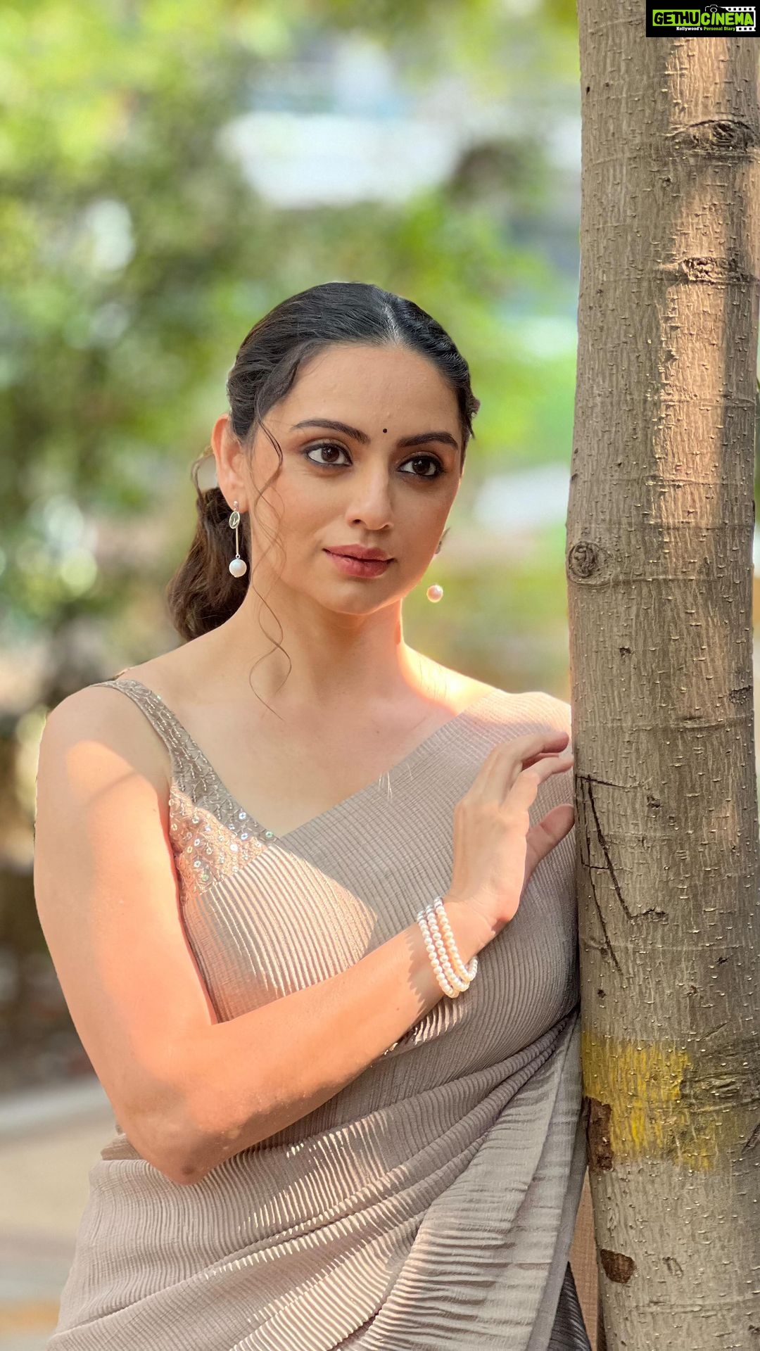 Shruti Marathe Instagram - Summer vibes..🌻 @shrumarathe being radiant as usual.. her gorgeous smile just lights up your day, isn’t it?!🫰🏻✨ #shiulibiswasartistry #celebritymakeupartist #makeupartistmumbai #shrutimarathe #marathicelebrity #makeupreel #reelitfeelit