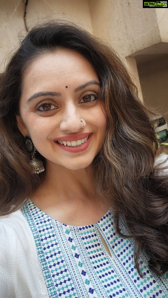 Shruti Marathe Instagram - Life is good !💓💖 Earrings @saajbyshalaka 😍