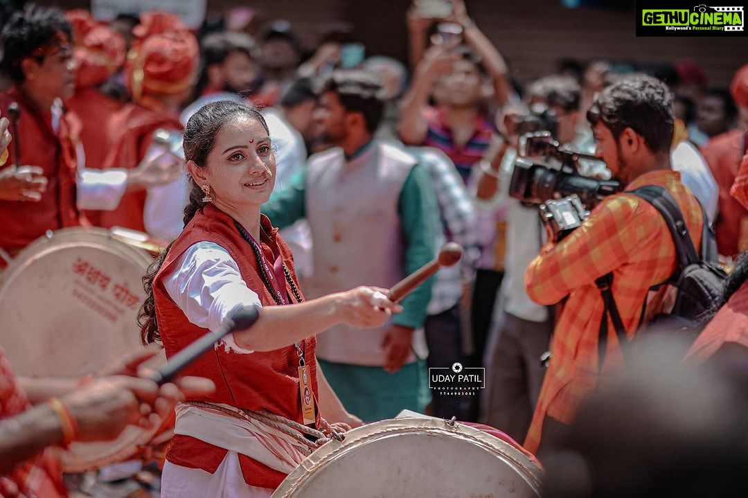 Shruti Marathe Instagram - ||कलावंत || @shrumarathe Ganpati Festival 2023 | Pune Photography by- @uday_patil_photography @uday_patil_1212 @puneriguide @punetimes @punemint #kalawant #ganpati #punebappa #pune #dholtasha #bappa #ganpatibappa #ustav2023 #bappa2023 #kalawantdholtashapathak #bappalover #morya #Streetphotography #Maharashtra #_Uday_patil_Photography #alright_receiver_2k23 Laxmi Road