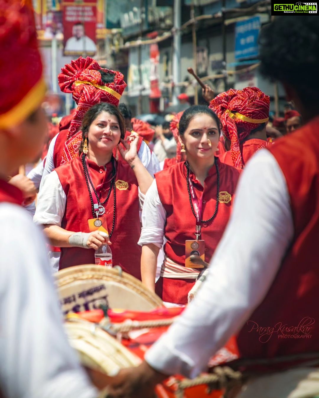 Shruti Marathe Instagram - फिरेंड फोऱ्यावर! 🤗💞 @tejaswini_pandit @shrumarathe पथक 🥁 @kalaawantdholpathak #friendshipgoals #friends #friendsforever #dholtashalover #bappalover #streetportrait #streetsofmaharashtra #celebrity #marathiactors @photographersatpune @punemint @punetimes @pune.clickers @beingpunekarofficial Laxmi Road