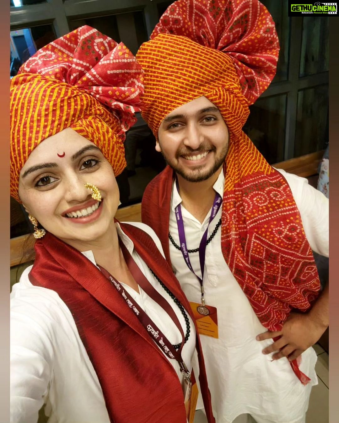 Shruti Marathe Instagram - Happily breaking 10 year ritual of not clicking picture with each other.. 😅😂 Ice breakers were required yet unexpected... ♥️😂🙌🏻 . . . #1stphoto #10years #kalavantdholtashapathak #shrutimarathe #tejasbarve