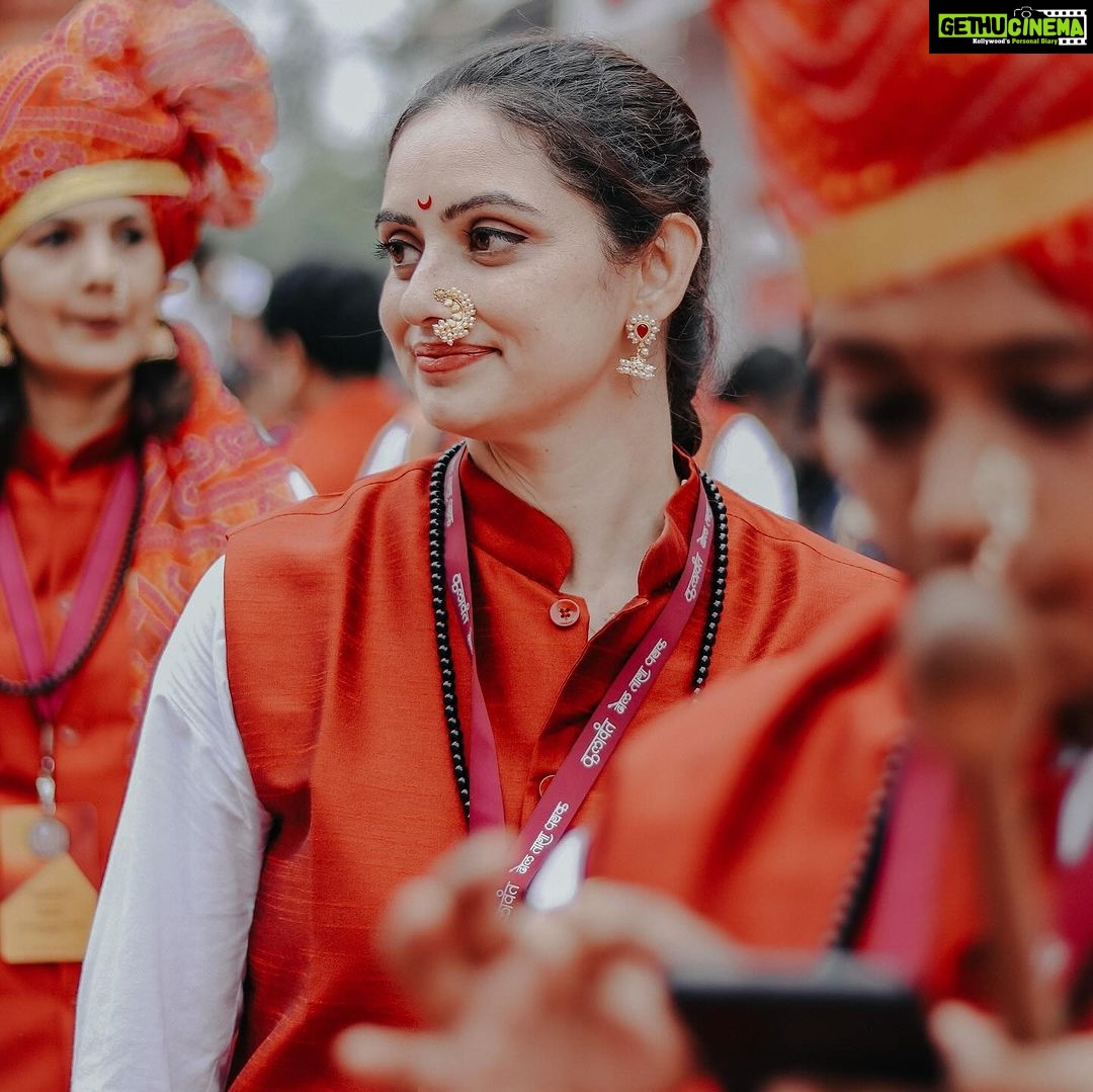 Shruti Marathe Instagram - ॥ कलावंत पथक ॥ . . . . #shrutimarathe #ganpatibappamorya #dhol #dholtasha #maharashtra #incredibleindia #celebrity #festival @kalaawantdholpathak @dhol___tasha @shrumarathe @_v_a_a_d_a_k_ Pune, Maharashtra