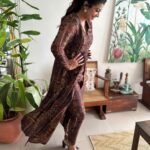 Shruti Ramachandran Instagram – Magic with make up and Hair courtesy @rizwan_themakeupboy 

Laughs and photos courtesy @theprawncis