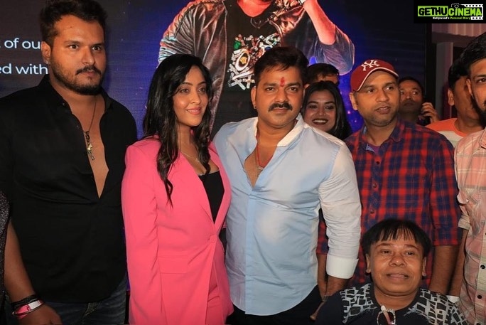 Shubhi Sharma Instagram - @saregamahumbhojpuri @singhpawan999 ji @raaghavnayyar ji @badrijha ji @yours_k_k_goswami ji