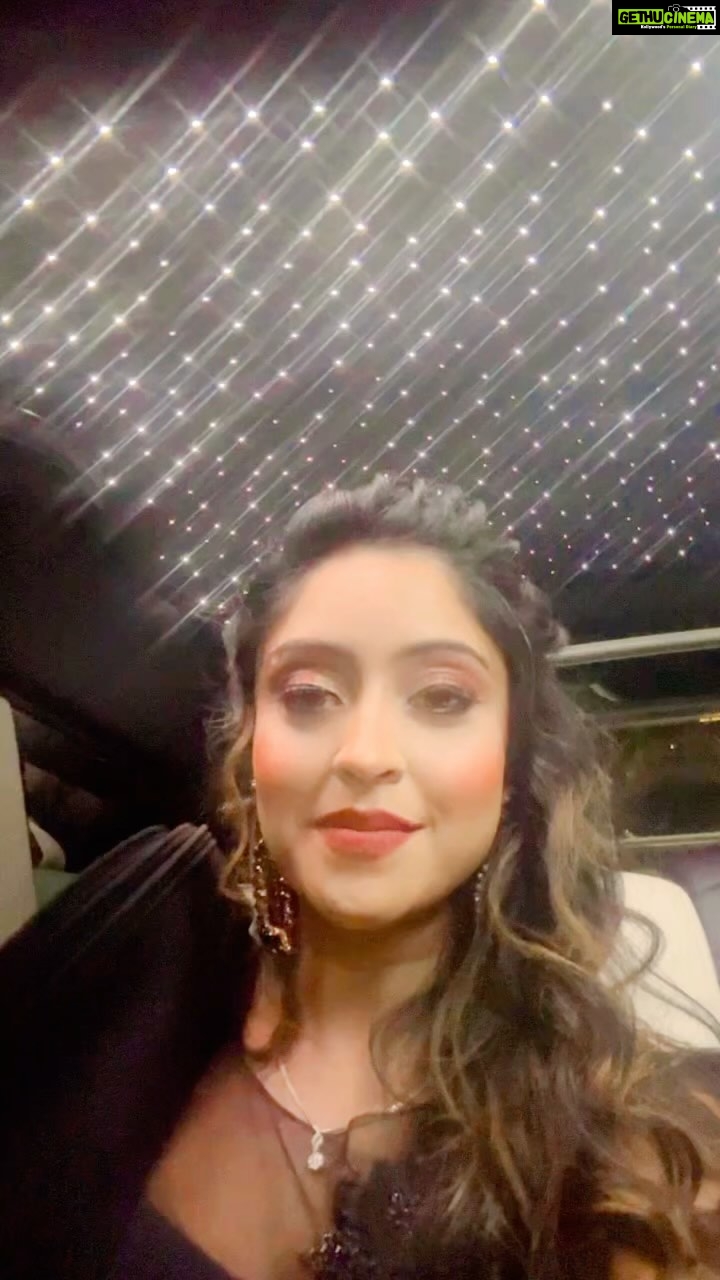 Shubhi Sharma Instagram - Good evening friends #trendingreels #bollywood #songs