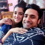 Shweta Bhattacharya Instagram - বাড়ি বসে শুটিং চলছে, ব্যায়াম তো আর বাড়ি বসে হচ্ছে না,,,, কিন্তু একেবারে শরীর চৰ্চা ছেড়ে দিলেও তো মুশকিল, তাই একটা উপায়ে বের করা হলো, ডাম্বেলের জায়গায় use করা হলো ভাগ্নাকে😂ব্যাস শরীর চৰ্চা শেষ, মনটাও ফুরফুরে ❤️ #mychamp #mylove #myhappiness #loveyou #instagram #instagood