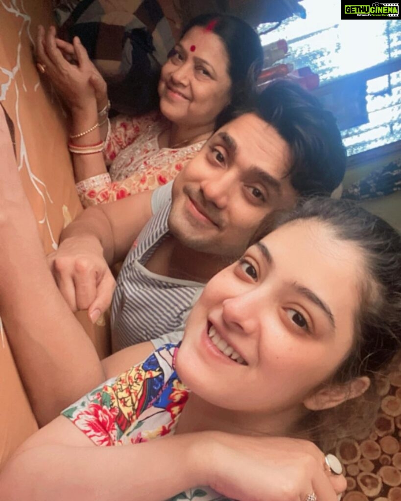 Shweta Bhattacharya Instagram - Hum sath 3 hain❤️ #family #wetime #happyus #pagalpanti #lovethem #goodvibes #morning #sundayfunday #instagram #instagood #instadaily