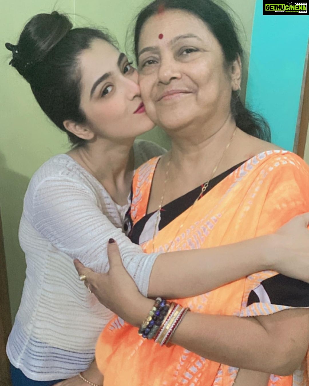 Shweta Bhattacharya Instagram - আমার আদরের মা ভালোবাসি তোমাদের 🥰❤️ #maa #loveyou #mylife #instagram #instagood #instadaily