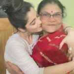Shweta Bhattacharya Instagram - আমার আদরের মা ভালোবাসি তোমাদের 🥰❤️ #maa #loveyou #mylife #instagram #instagood #instadaily