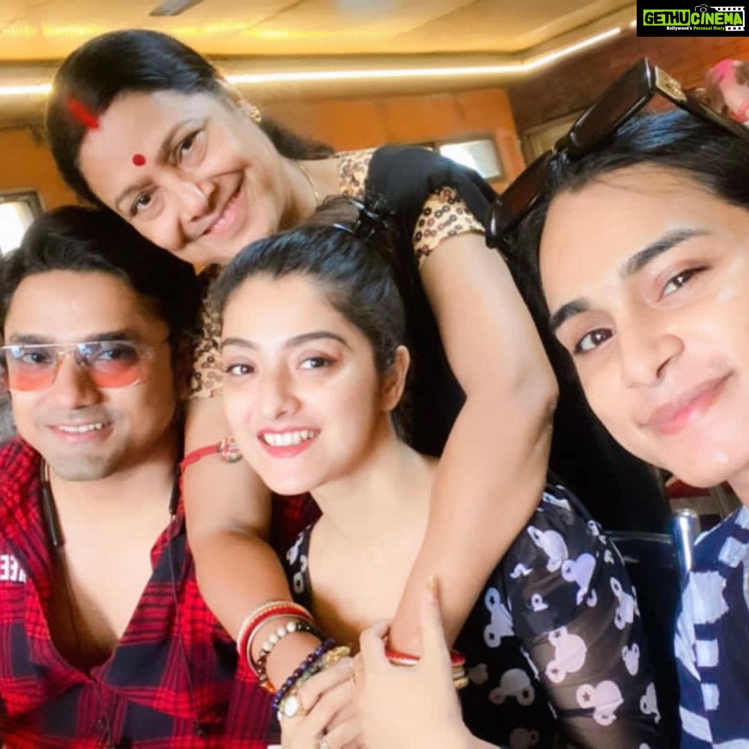 Shweta Bhattacharya Instagram - Family ❤️ #we #loveyouall #positivevibes #qualitytime #myhappiness #happyme #enjoyeverymoment #mylife #instagram #instagood #instadaily