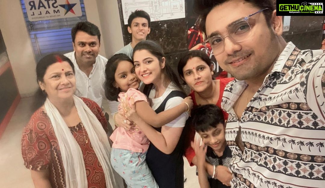 Shweta Bhattacharya Instagram - Jawan Night❤️ #family #lovethem #movietime #masti #instagram #instagood #instadaily