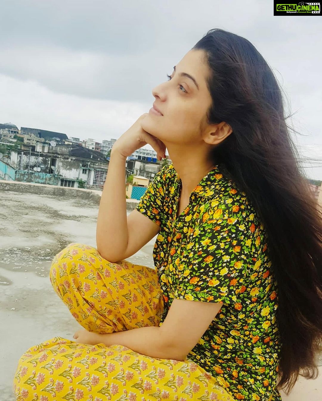 Shweta Bhattacharya Instagram - কোন গোপনে মন পুড়েছে বৃষ্টি থামার পরে আমার ভিতর ঘরে