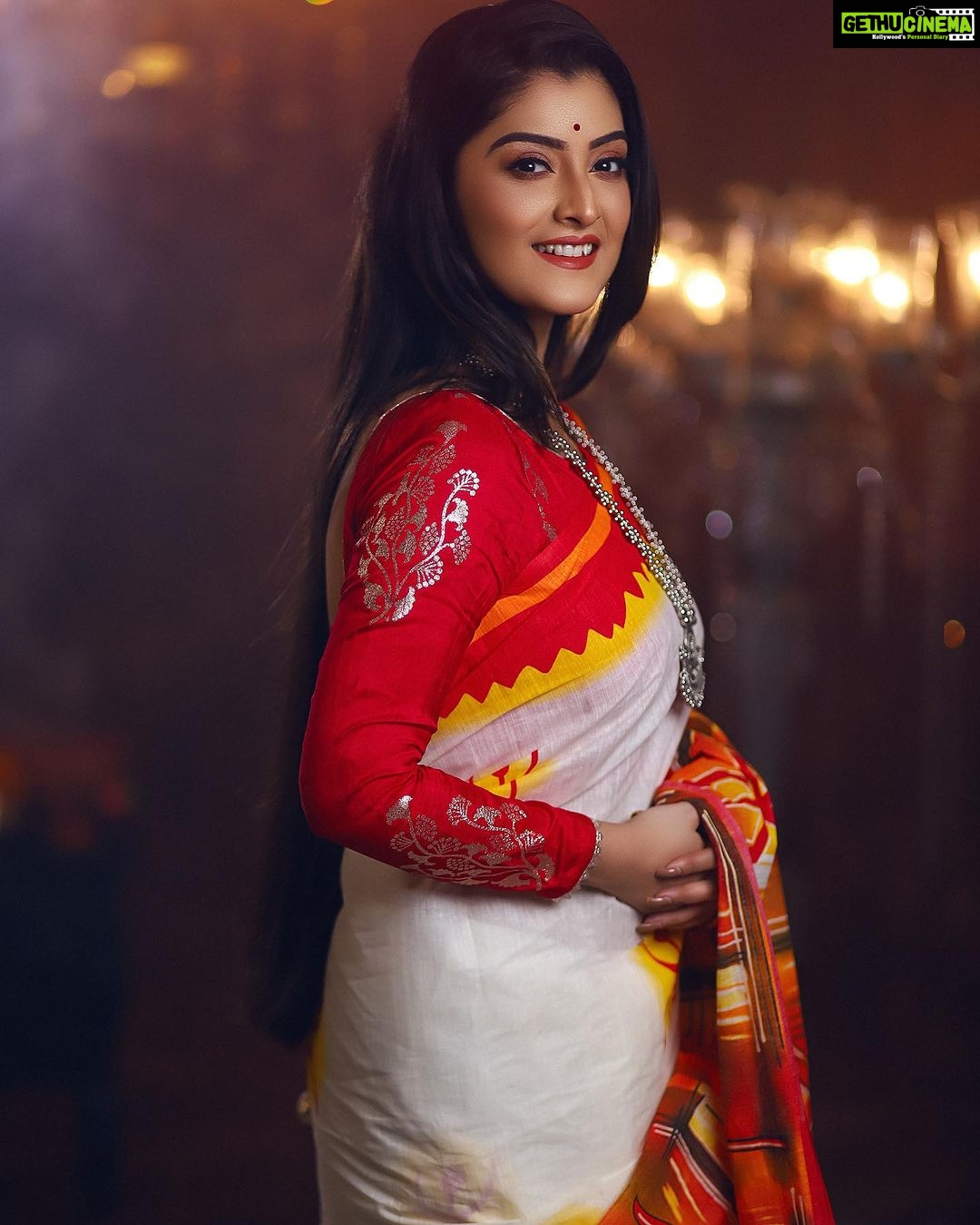 Shweta Bhattacharya Instagram - “In a world full of trends,I’ll always choose tradition.” Mua & hair:Soumak Chandra Photography:Rahul Dev Mallik Brand:Minu Fashion