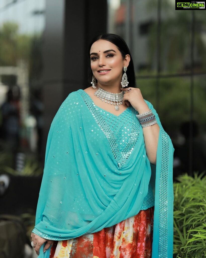 Shweta Menon Instagram - 🪔 Wishing you all a very happy and safe Diwali 🪔 Stylist : @tharunya_vk Wardrobe: @denairaboutique Earings: @kaya_online_ MUA : @abilashchickumakeupartist Shots : @paper_plane_wedding #happydiwali #shubhdiwali #diwalivibes