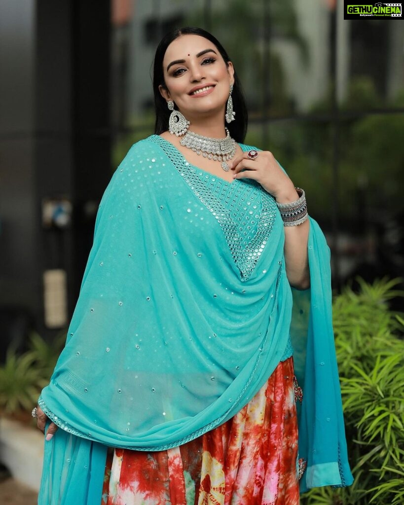 Shweta Menon Instagram - 🪔 Wishing you all a very happy and safe Diwali 🪔 Stylist : @tharunya_vk Wardrobe: @denairaboutique Earings: @kaya_online_ MUA : @abilashchickumakeupartist Shots : @paper_plane_wedding #happydiwali #shubhdiwali #diwalivibes