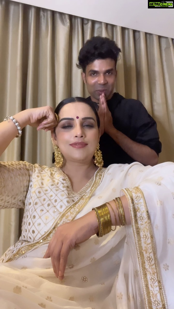 Shweta Menon Instagram - With the gorgeous @shwetha_menon chechi 😍 . . . #shwethamenon #swethamenon #indianactress #mukeshmuralimakeover #mukeshmuralimakeup #keralamakeupartist #celebritymakeupartist #discoveredonreels #bornoninstagram