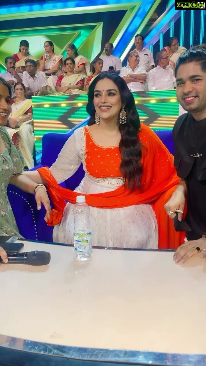 Shweta Menon Instagram - @shwetha_menon ❤️❤️❤️❤️❤️❤️❤️ @tharunya_vk @sibinrajutom #makeuplover #makeuplook #hairstyles #hairstyling #hairtutorial #keralamakeup #keralamakeupartist #indianmakeup #indianmakeupartist #bollywood